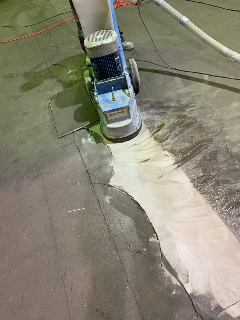 Schleifen einer Betonfläche