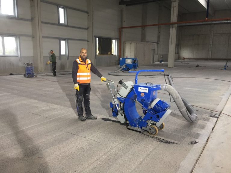 Kugelstrahlmaschine in einer Industriehalle